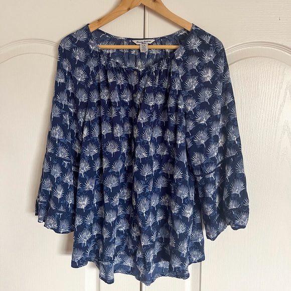 Tommy Bahama Blue Printed button front blouse in large size - Picture 2 of 7